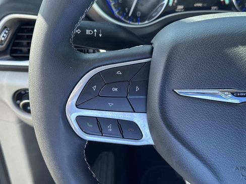 Used 2023 Chrysler Pacifica Touring-L FWD image 24