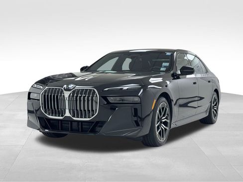 Used 2025 BMW 740i xDrive image 3