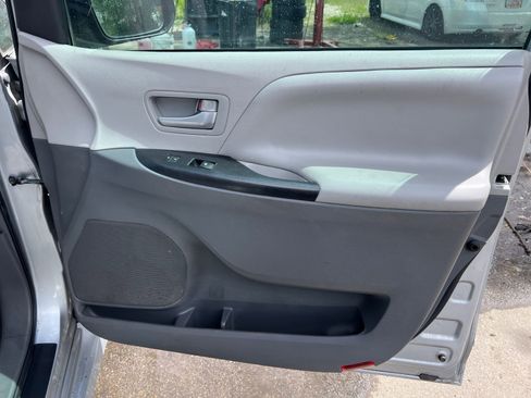 Used 2019 Toyota Sienna LE w/ LE Preferred Package FWD image 17
