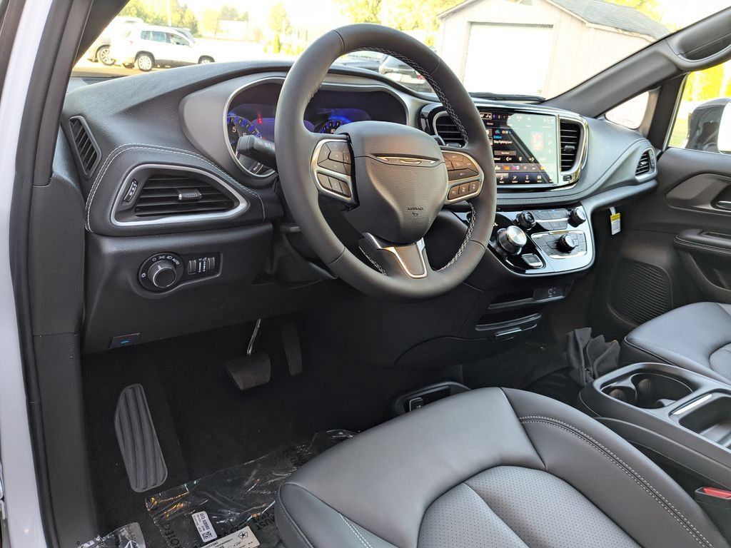 New 2027 Chrysler Pacifica Select AWD/4WD image 16