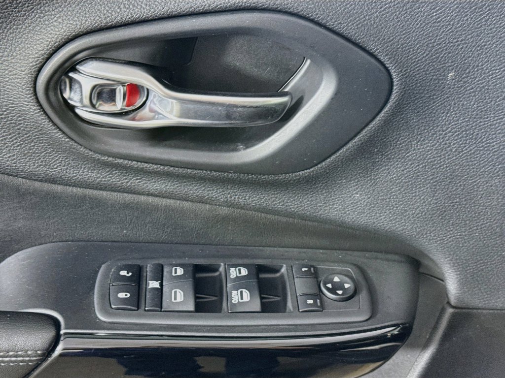 Used 2019 Jeep Cherokee Latitude Plus FWD image 22