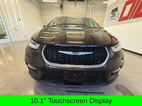 Used 2023 Chrysler Pacifica Touring-L image 11