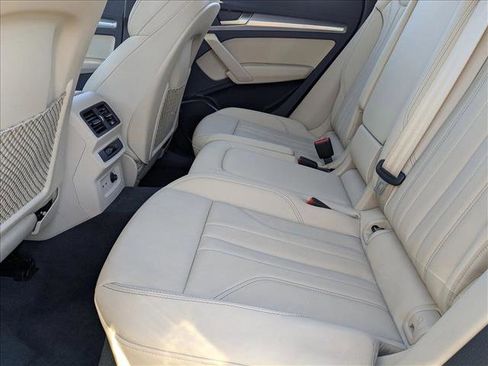 Certified 2025 Audi Q5 2.0T Premium image 17