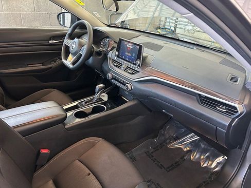 Used 2024 Nissan Altima 2.5 SV FWD image 24
