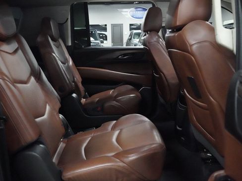 Used 2018 Cadillac Escalade ESV Premium Luxury AWD/4WD image 28