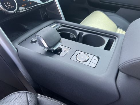 Certified 2025 Land Rover Discovery S AWD/4WD image 30