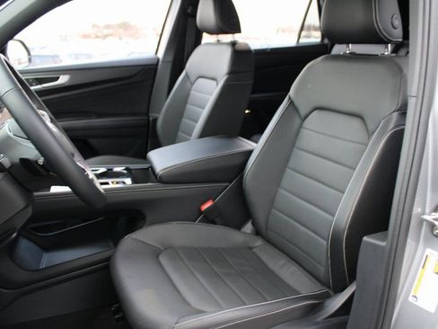 Certified 2025 Volkswagen Atlas Cross Sport SEL image 8