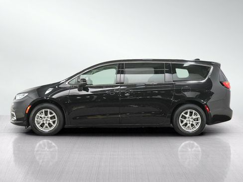 Used 2023 Chrysler Pacifica Touring-L FWD image 2