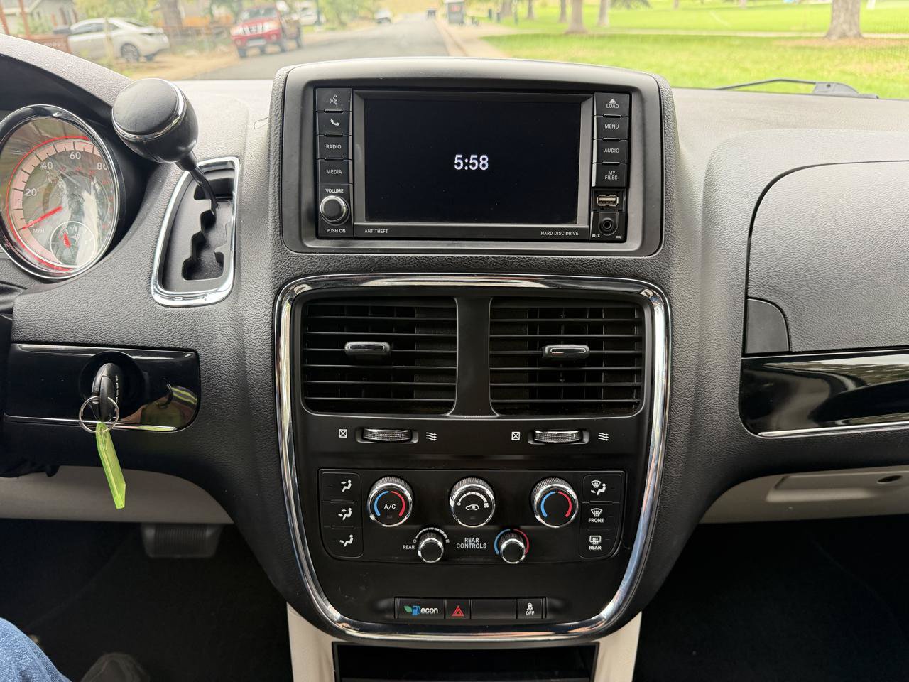 Used 2019 Dodge Grand Caravan SXT FWD image 26