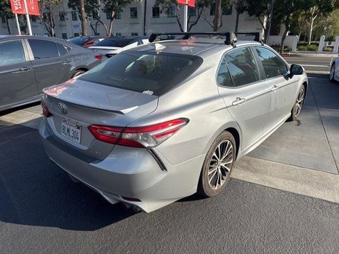 Used 2019 Toyota Camry SE image 2
