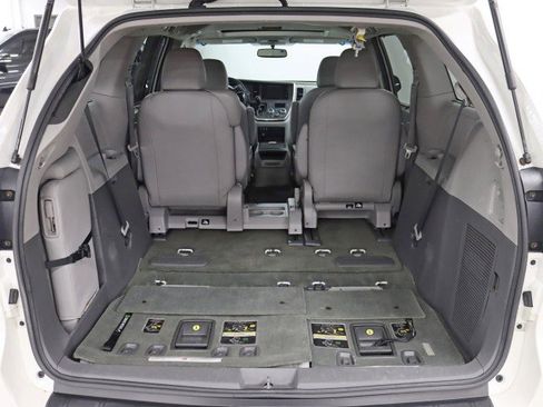 Used 2015 Toyota Sienna XLE w/ XLE Navigation Package image 33