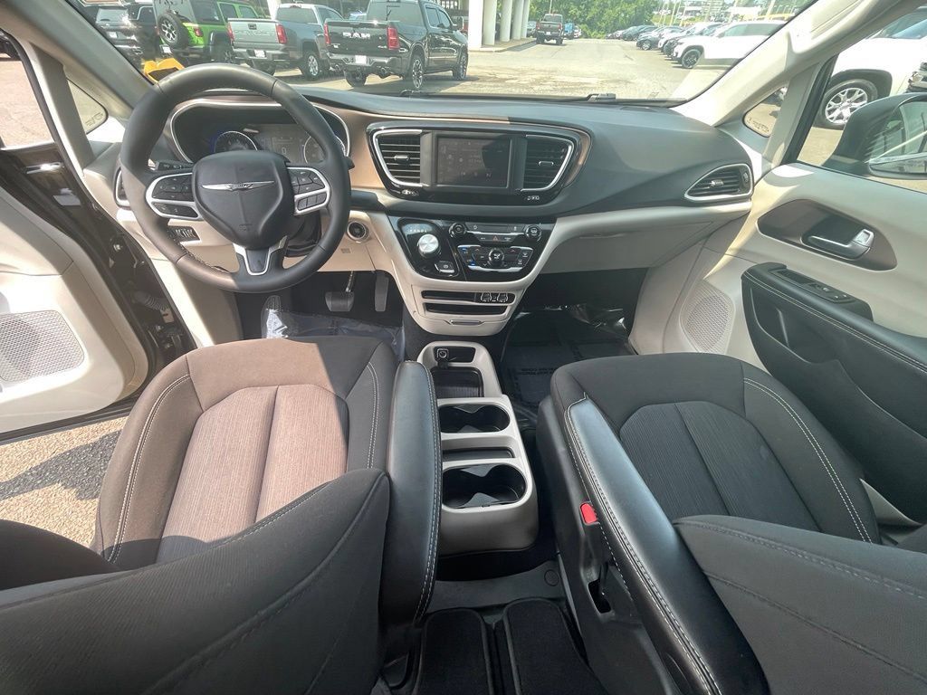 Used 2023 Chrysler Voyager LX FWD image 3