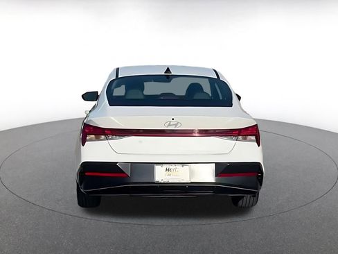 Used 2025 Hyundai Elantra Limited image 12