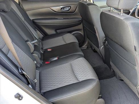 Used 2018 Nissan Rogue SV image 19