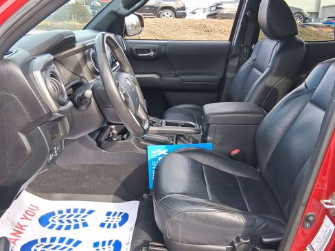 Used 2018 Toyota Tacoma TRD Sport image 6