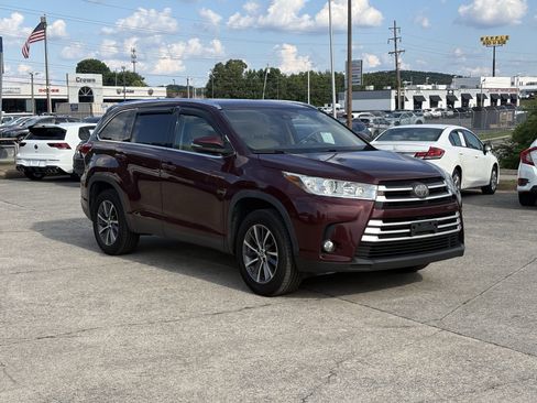 Used 2019 Toyota Highlander XLE FWD image 1