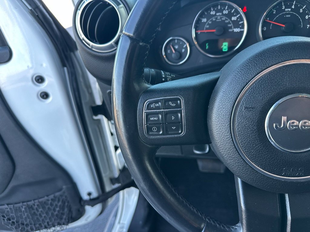 Used 2015 Jeep Wrangler Unlimited Rubicon w/ Connectivity Group AWD/4WD image 15