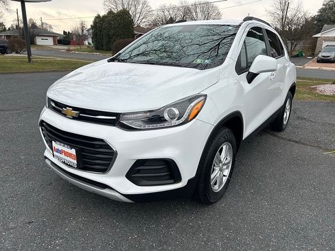 Used 2022 Chevrolet Trax LT w/ LT Convenience Package image 3