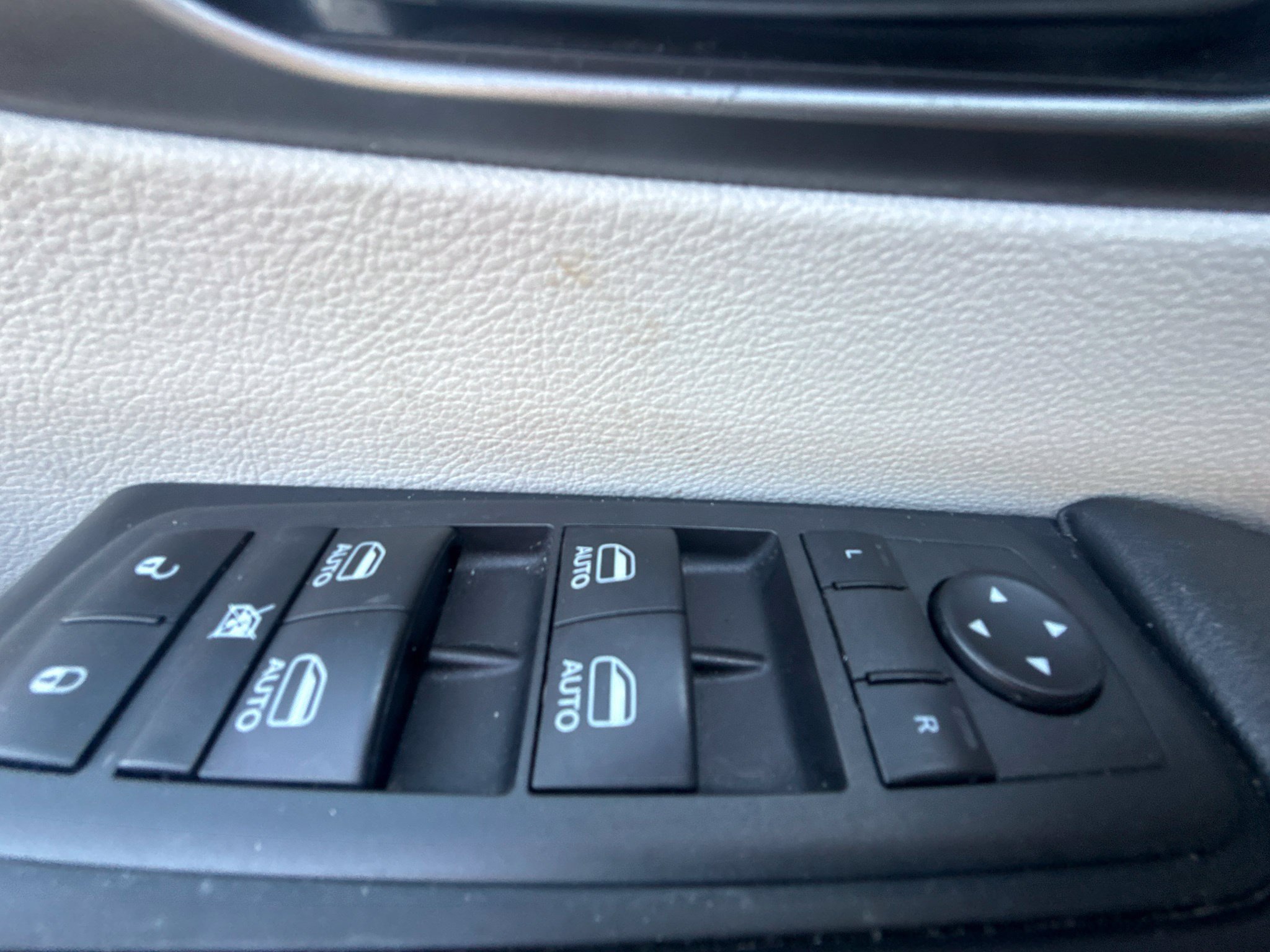 Used 2022 Chrysler Pacifica Touring-L w/ Uconnect Theater Family Group FWD image 27