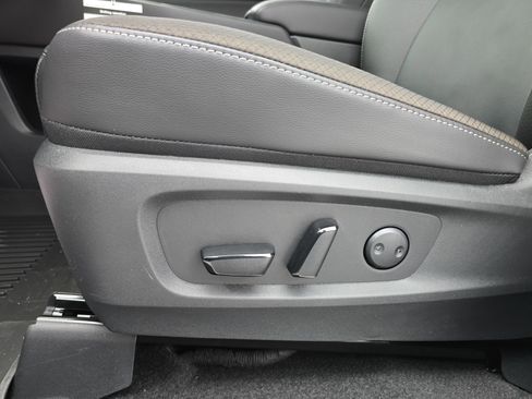 New 2025 Nissan Pathfinder SL image 30