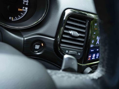 Used 2020 Jeep Grand Cherokee Limited X image 24