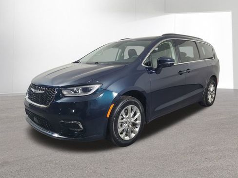 Used 2022 Chrysler Pacifica Touring-L image 2