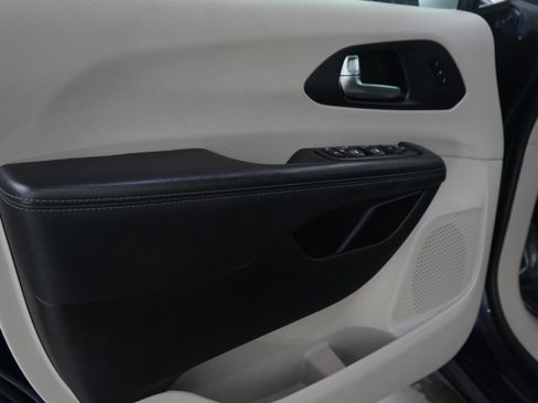 Used 2020 Chrysler Pacifica Limited w/ 8-pass Seating Package image 22