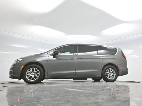 Used 2025 Chrysler Pacifica Select FWD image 7