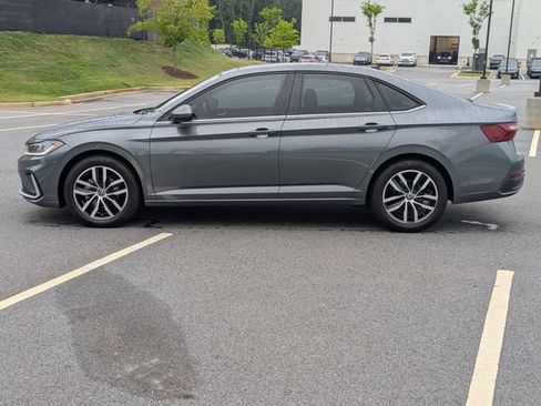 Certified 2025 Volkswagen Jetta SE FWD image 7