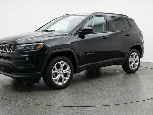 Used 2025 Jeep Compass Latitude image 3