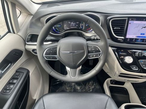 Used 2024 Chrysler Pacifica Select image 19
