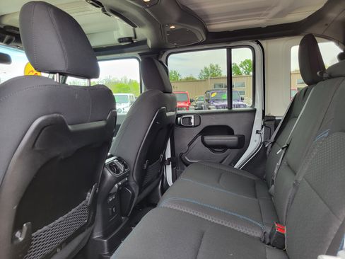 Used 2025 Jeep Wrangler Unlimited Rubicon 4xe w/ Convenience Group AWD/4WD image 18