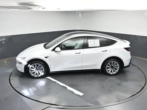 Used 2026 Tesla Model Y 2WD image 32