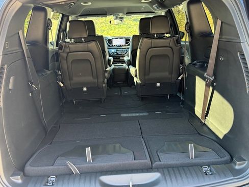 Used 2025 Chrysler Pacifica Select image 19