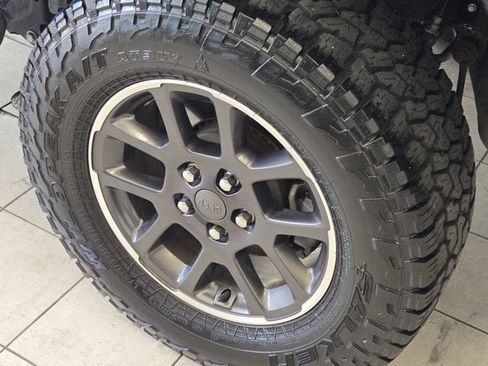 Used 2020 Jeep Gladiator Overland AWD/4WD image 14