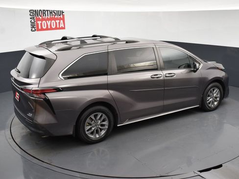 Used 2021 Toyota Sienna XLE FWD image 24