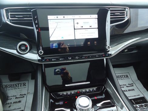 Used 2022 Jeep Wagoneer Series III w/ Premium Group I image 15