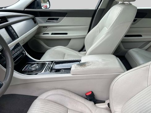 Used 2016 Jaguar XF Prestige image 24