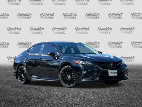 Used 2022 Toyota Camry SE image 2