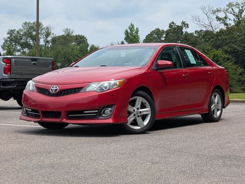 Used 2014 Toyota Camry SE FWD image 4