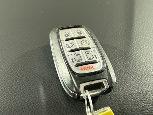 Used 2022 Chrysler Pacifica Touring-L image 25