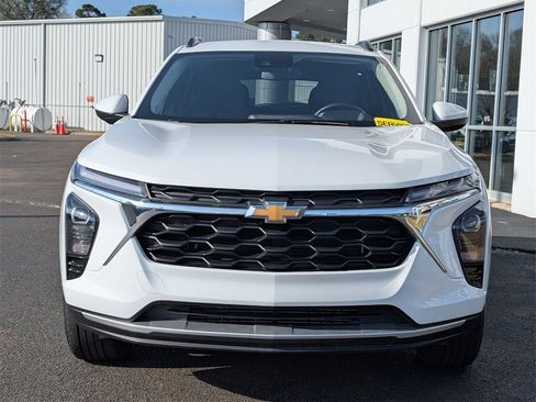 Used 2025 Chevrolet Trax LT w/ Driver Confidence Package image 2