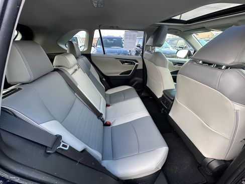 Used 2019 Toyota RAV4 Limited image 18