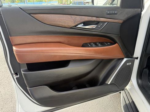 Used 2019 Cadillac Escalade Luxury AWD/4WD image 7