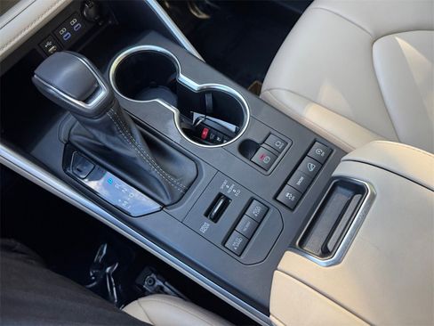 Used 2022 Toyota Highlander XLE image 23