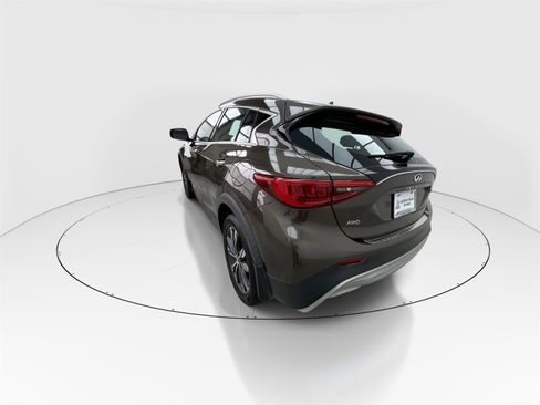 Used 2017 INFINITI QX30 Premium w/ Navigation Package image 6