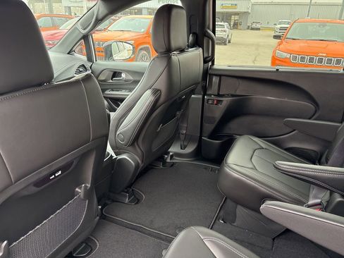 New 2026 Chrysler Pacifica Select FWD image 24