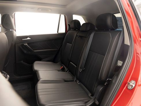Used 2022 Volkswagen Tiguan SE w/ Panoramic Sunroof Package AWD/4WD image 19