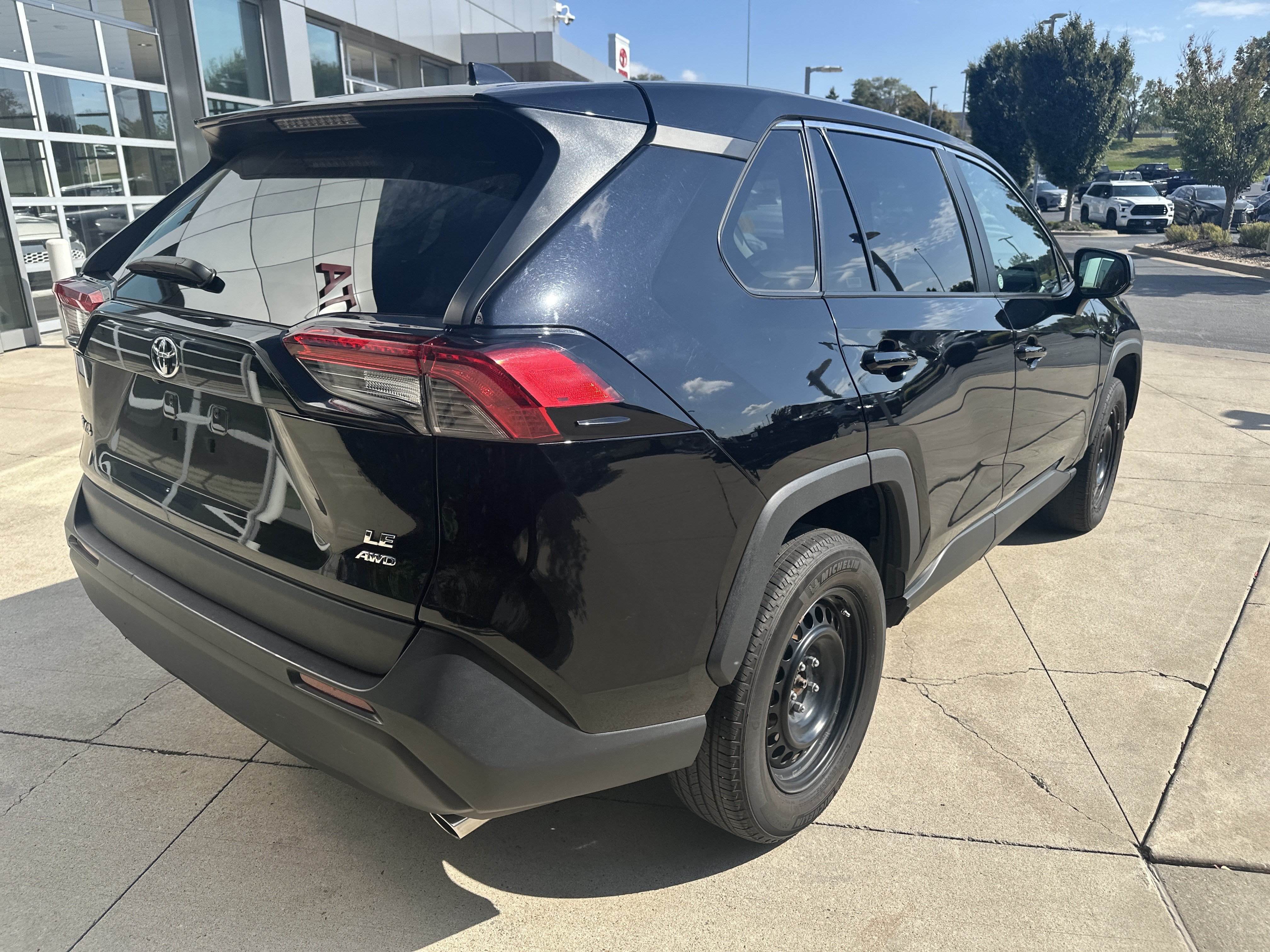 Used 2024 Toyota RAV4 LE AWD/4WD image 7