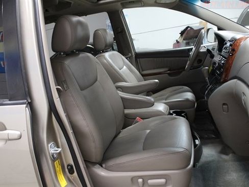 Used 2005 Toyota Sienna XLE image 36